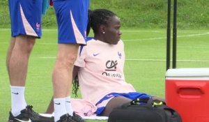Bleues - L'entraînement du jour sous l'oeil avisé de la capitaine Mbock, toujours blessée