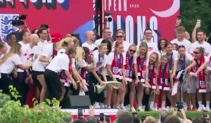 Les Lionesses célèbrent le titre devant le palais de Buckingham - Foot - Euro (F)