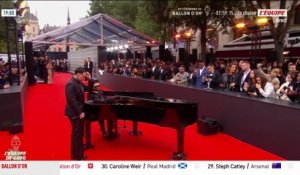 Le rappeur colombien Blessd chante « condenado al exito » - Ballon d'Or 2025