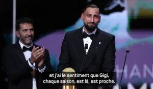 Man City - Guardiola félicite Donnarumma pour son trophée Yachine