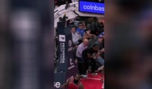 Clippers - James Harden fait danser Zion avec un crossover de génie