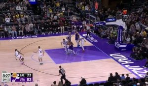 Lakers - Les deux dunks monstrueux de LeBron James face à Utah Jazz