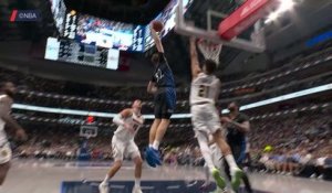 Mavericks - L'énorme dunk de Cooper Flagg au-dessus de Spencer Jones