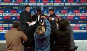 Endrick pose avec le maillot de l’Olympique lyonnais et portera le numéro 9 - Foot - Ligue 1