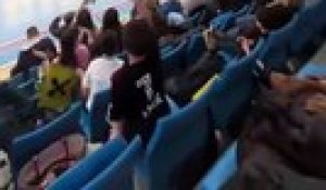 Des ultras du LASK Linz en Autriche mettent l'ambiance pendant un match de U9 - Foot - Autriche