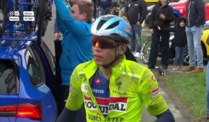 Paul Magnier à l'arrêt après un changement de vélo - Cyclisme - Het Nieuwsblad