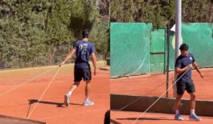 ATP 2026 - Le numéro un mondial Carlos Alcaraz termine son entraînement et... passe lui-même le râteau