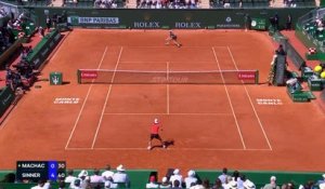 Monte-Carlo - Sinner perd un set mais rejoint les quarts