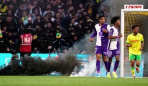 Après l'envahissement du terrain par plusieurs supporters, le match Nantes-Toulouse définitivement arrêté - Foot - Ligue 1