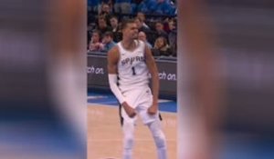 Spurs - Le rebond de Wembanyama et dunk