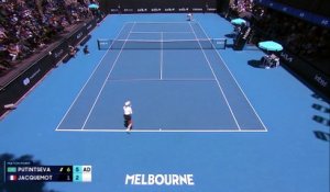 « C’est contre moi que j’ai perdu ce match »: Elsa Jacquemot revient sur sa dispute avec son coach à l'Open d'Australie - Tennis - Documentaire
