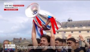 Victoire du PSG: les joueurs présentent le trophée à leurs supporters