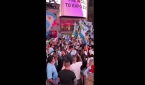 Bleus - Les fans de la France, de l'Argentine et de l'Algérie mettent une ambiance de feu à Times Square