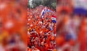 Pays-Bas - Les supporters en parade avant la Suède