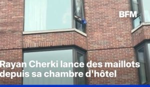 Mondial: Rayan Cherki lance des maillots de l'équipe de France depuis sa fenêtre