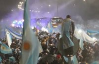 Argentine - Des milliers de fans présents sous la pluie pour accueillir l'Albiceleste