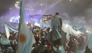 Argentine - Des milliers de fans présents sous la pluie pour accueillir l'Albiceleste