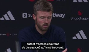 Man. Utd - Michael Carrick fustige l'arbitrage après la défaite dans le derby de Manchester