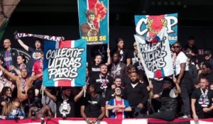 Les ultras du PSG enflamment l'entraînement avant le Classique contre l'OM - Foot - Ligue 1 - Paris-SG