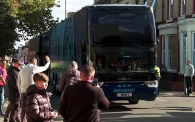 Man. City - Les images de l’arrivée hostile des Citizens à Anfield