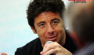 Patrick Bruel joue cartes sur table