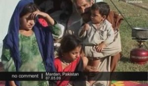 Des réfugiés fuient la région de Swat au Pakistan