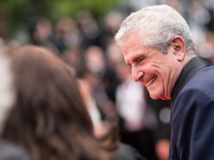Les spectateurs du Festival de Cannes rendent hommage à Claude Lelouch