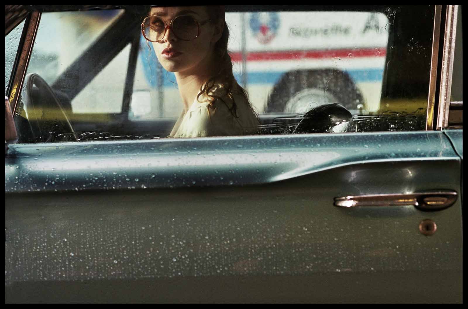 La Dame dans l'auto avec des lunettes et un fusil : Photo