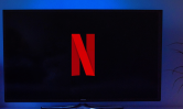 
                    La série la plus chaude de Netflix annonce la date de sa saison 2 avec une bande-annonce forcément sexy
                