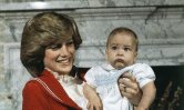 La princesse Diana avec son fils, le prince William, âgé de 6 mois au Kensington Palace à Londres, le 22 décembre 1982.