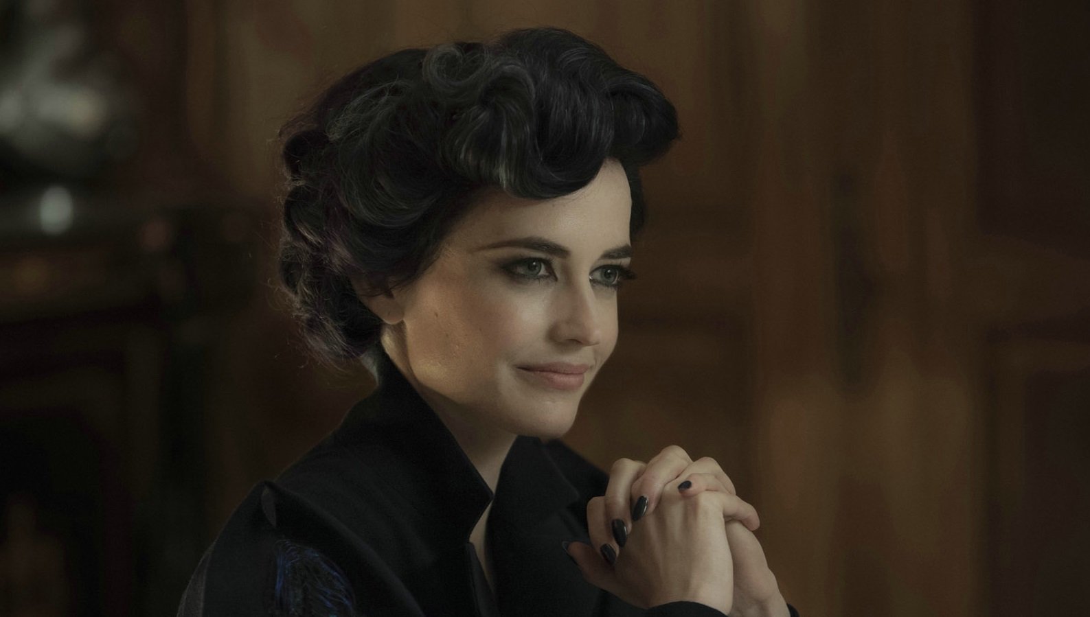 Eva Green dans son costume de Miss Peregrine pour le nouveau film de Tim Burton.