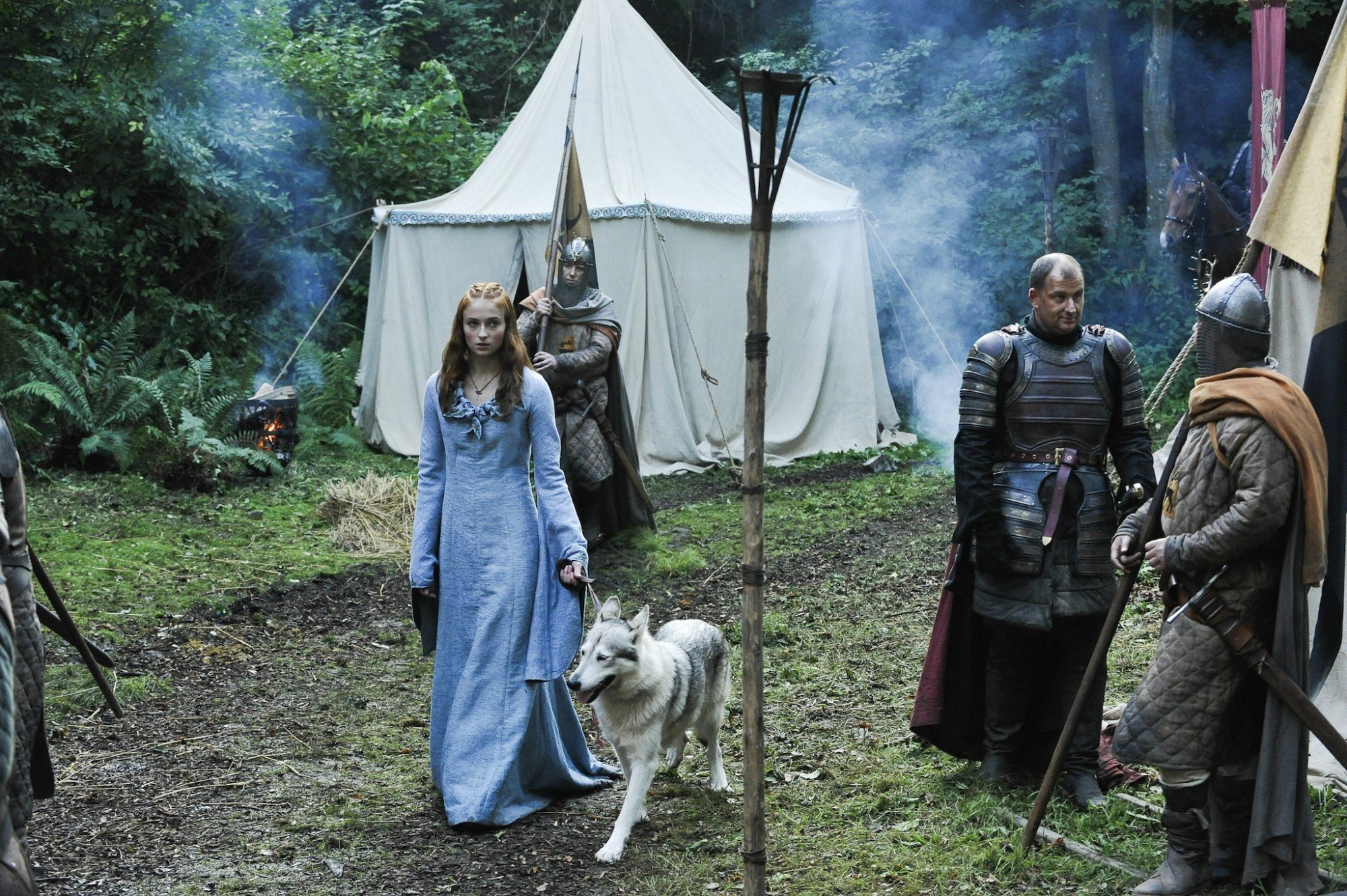 Sophie Turner, alias Sans Stark, avec son loup géant Lady dans la première saison de 
