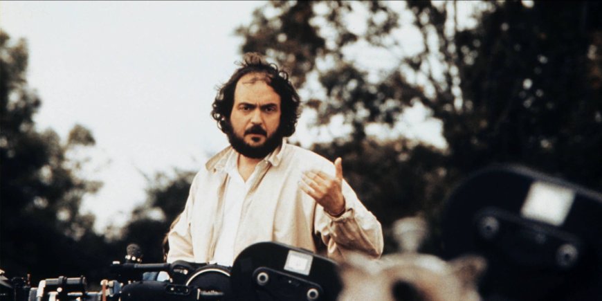 Stanley Kubrick photographié en plein tournage, le 1er mai 1984.