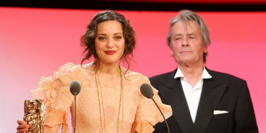 Alain Delon remet à Marion Cotillard le César de la meilleure actrice pour son rôle dans 