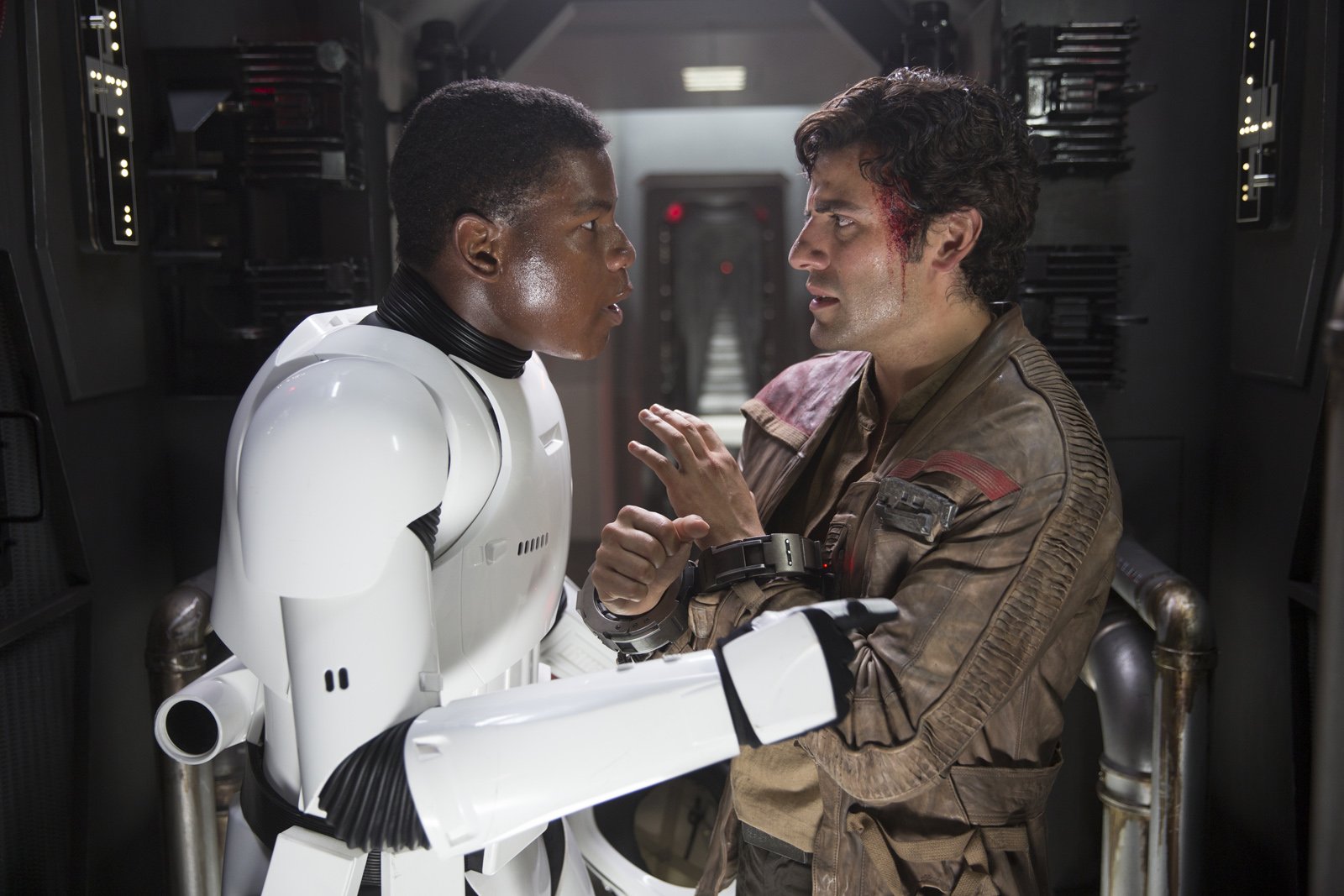 John Boyega et Oscar Isaac dans Star Wars - Le Réveil de la Force de J.J. Abrams