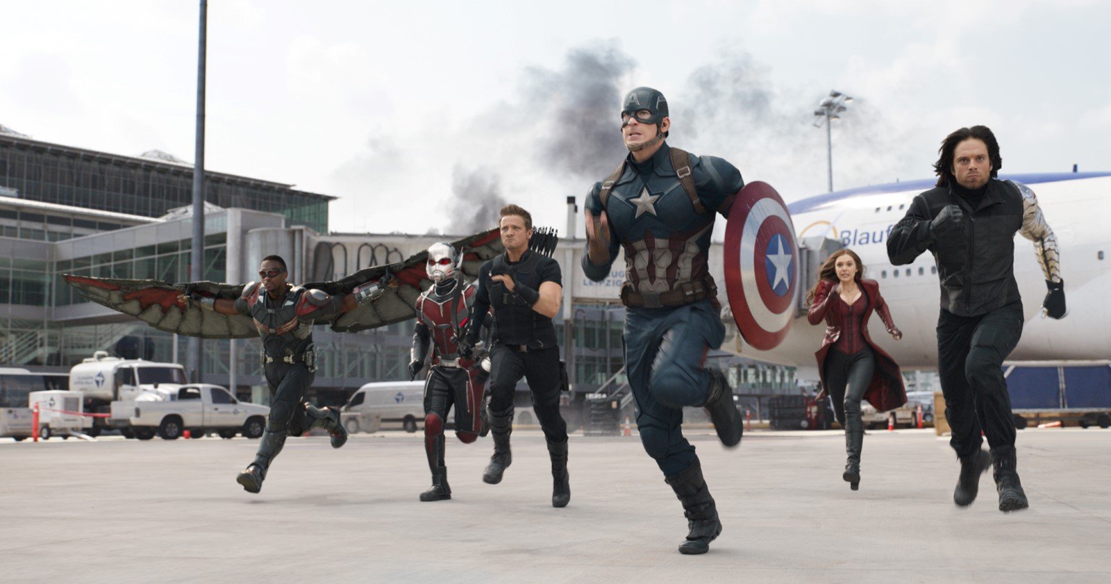 Anthony Mackie, Chris Evans, Elizabeth Olsen, Jeremy Renner et Paul Rudd dans [ITALIC]Captain America: Civil War[/ITALIC]