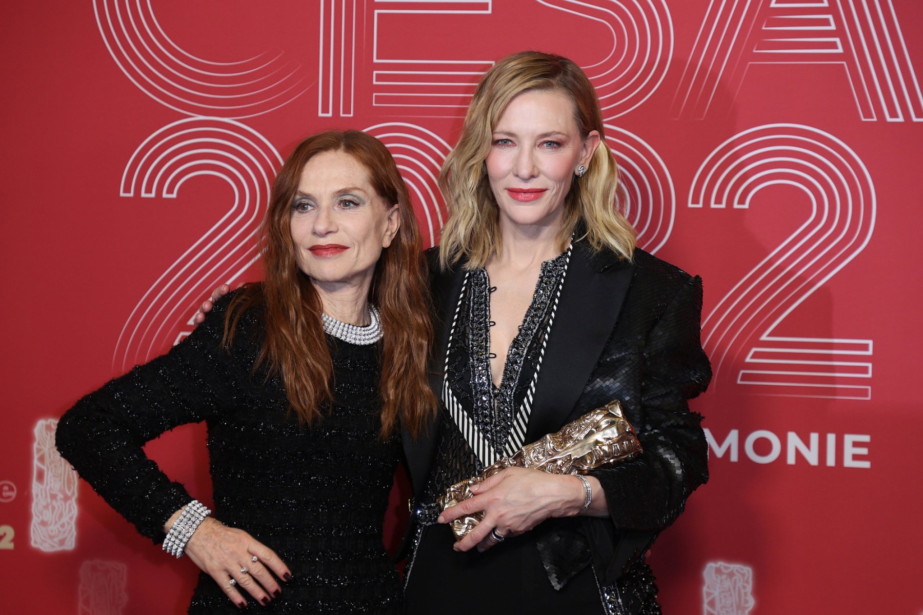 Isabelle Huppert et Cate Blanchett posent dans la press room des César à l'Olympia de Paris, le 25 février 2022.