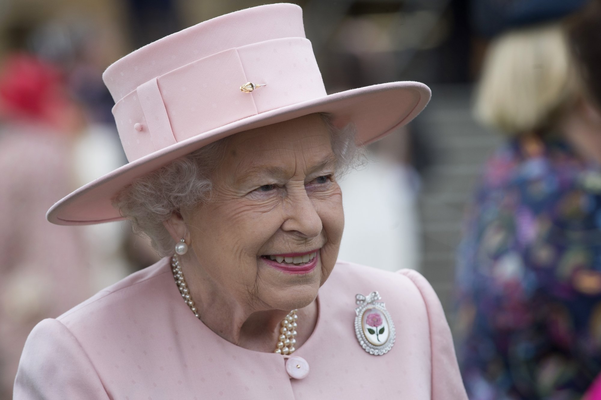 La reine Elizabeth II d'Angleterre à la garden party du palais de Buckingham à Londres, le 16 mai 2017.