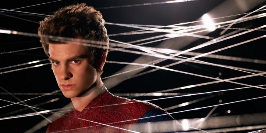 Andrew Garfield dans la peau de l'homme-araignée pour une photo promotionnelle de 