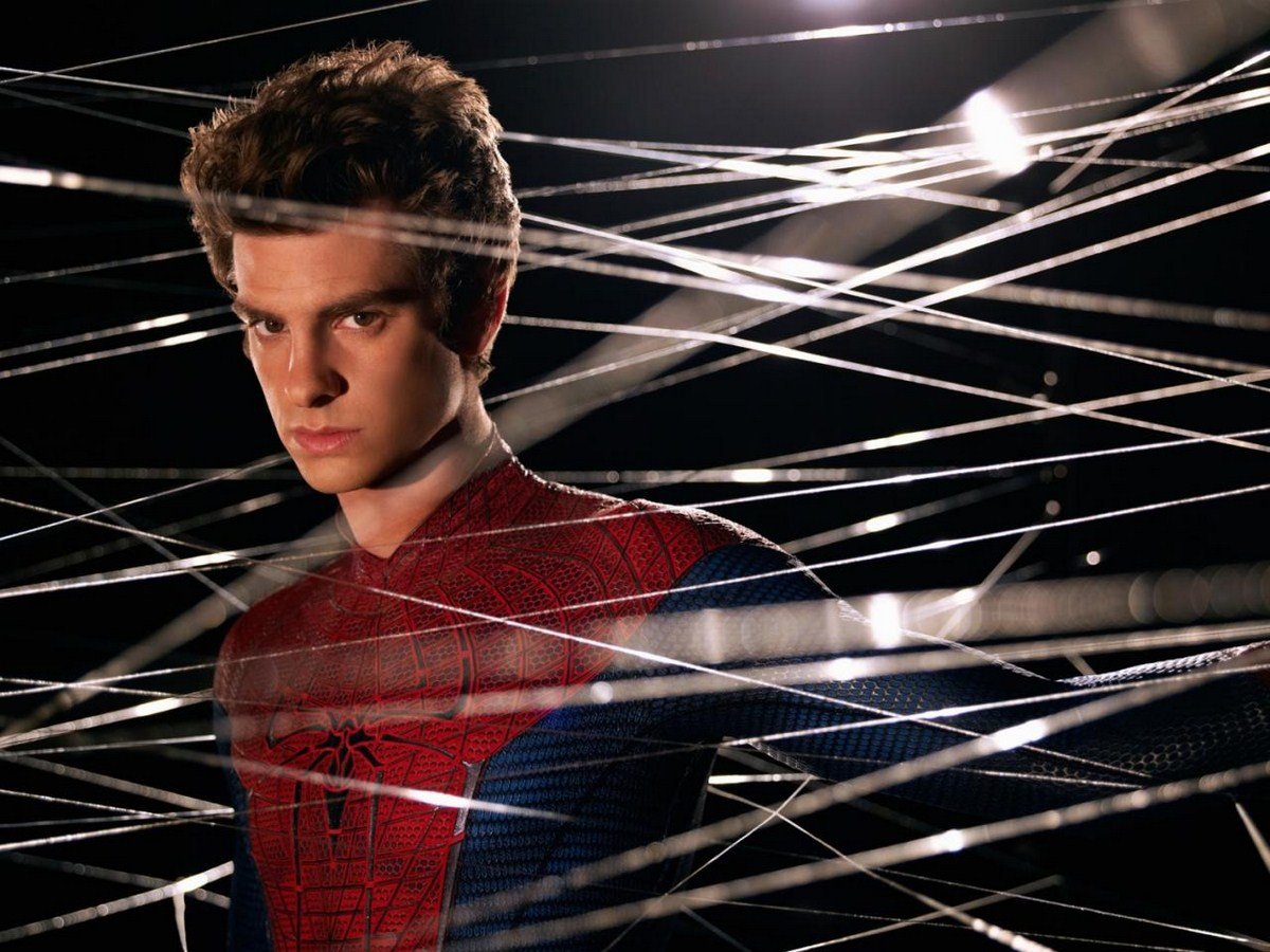 Andrew Garfield dans la peau de l'homme-araignée pour une photo promotionnelle de 