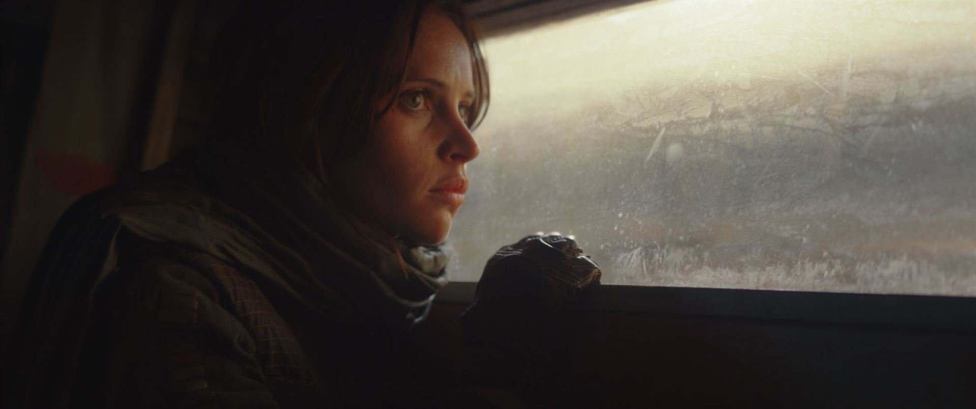 Felicity Jones dans son rôle de Jyn Erso pour 