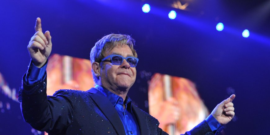 Elton John durant le premier concert de son World Tour en 2013