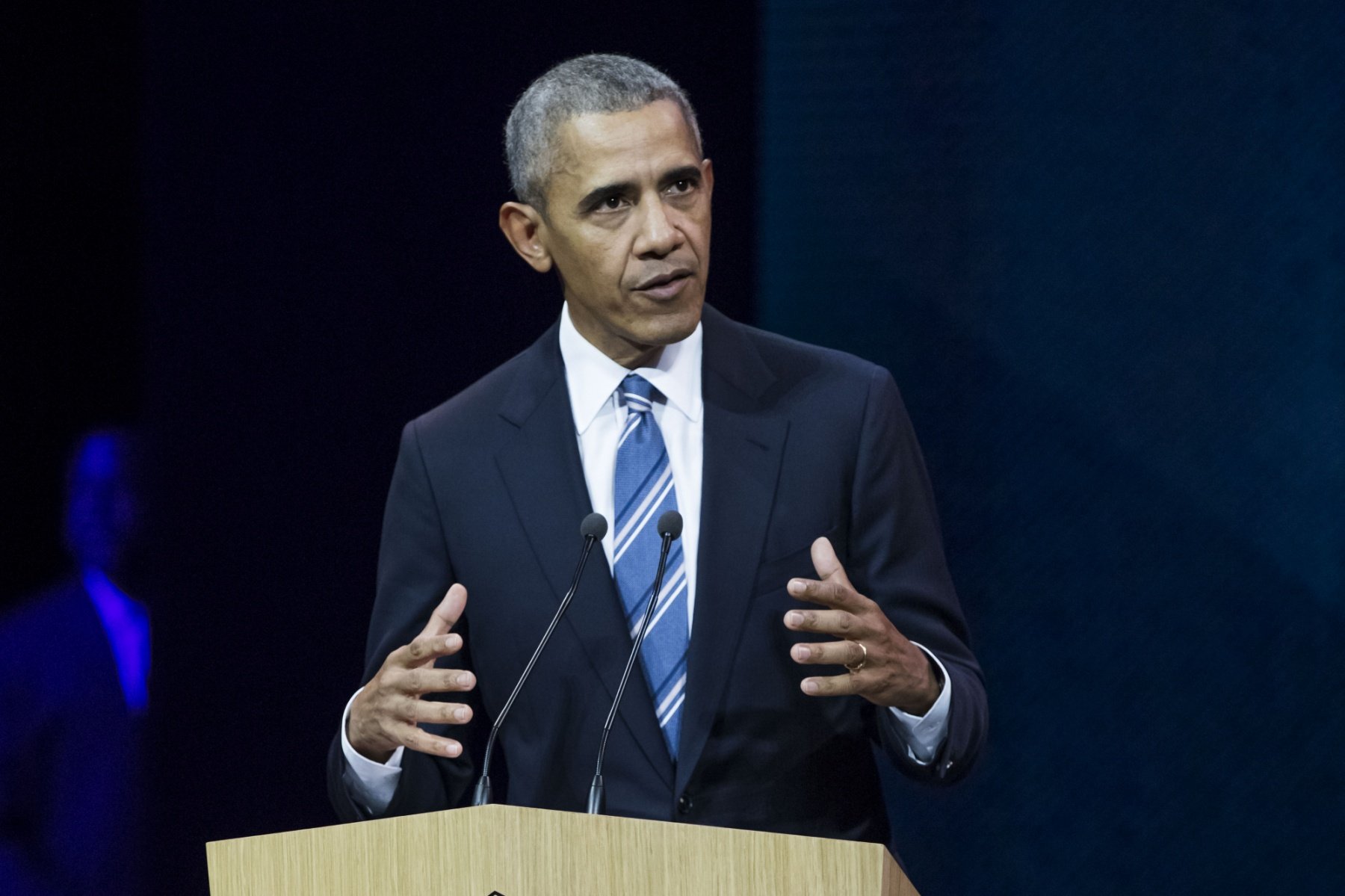 Barack Obama anime une conférence à la Maison de Radio France à Paris, le 2 décembre 2017.