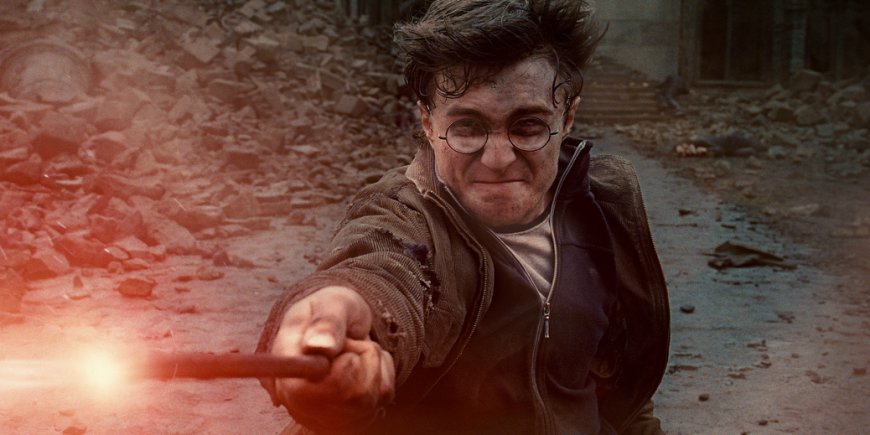 Daniel Radcliffe dans son costume de sorcier pour Harry Potter et les Reliques de la mort - Partie 2.