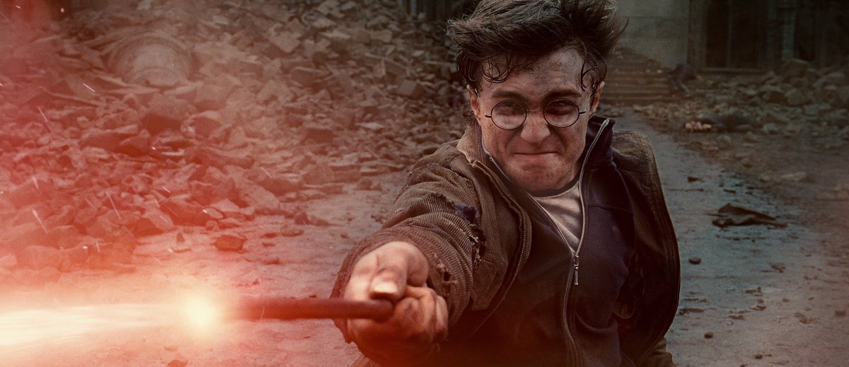 Daniel Radcliffe dans son costume de sorcier pour Harry Potter et les Reliques de la mort - Partie 2.