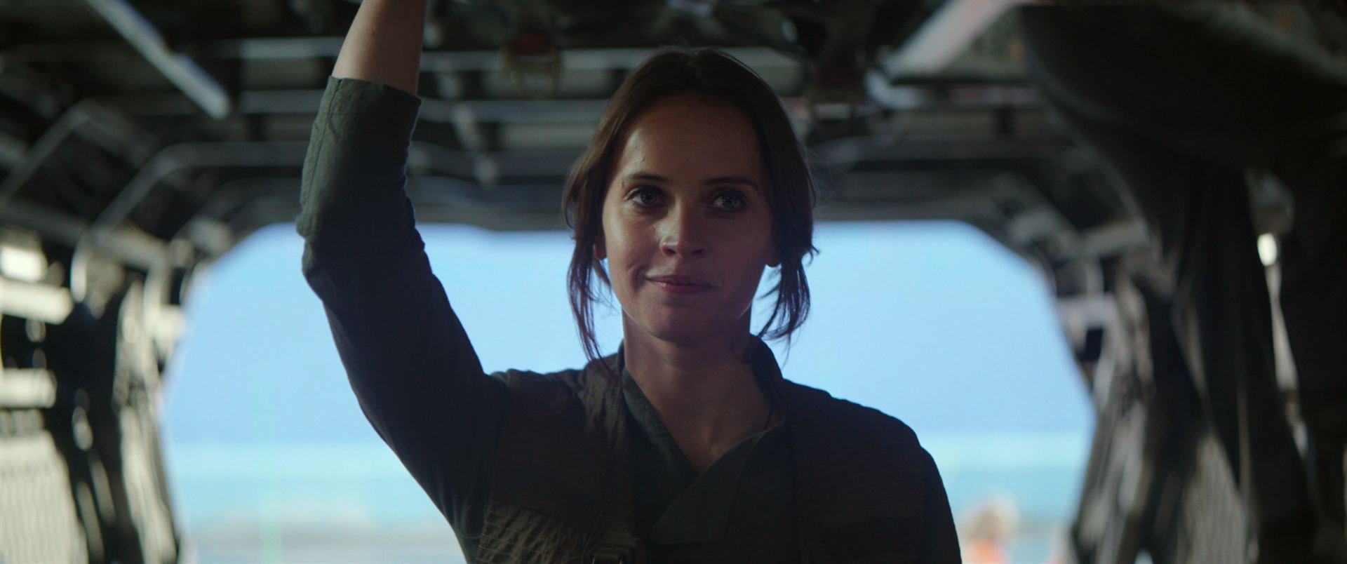 Felicity Jones dans son costume de Jyn Erso pour 