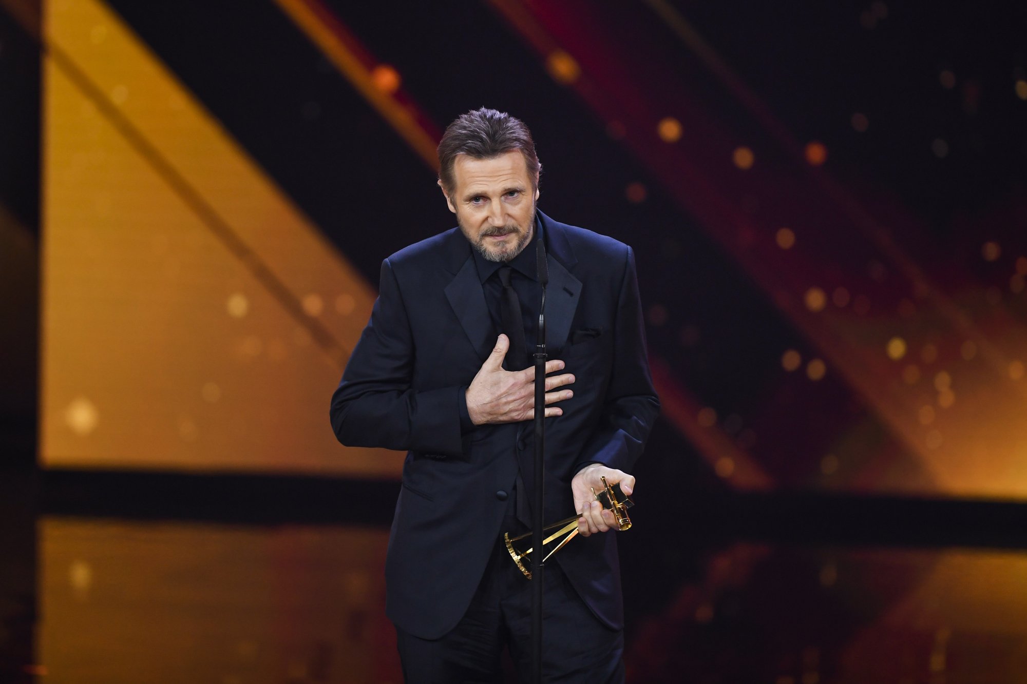 Liam Neeson reçoit la Caméra d'Or pour l'ensemble de sa carrière à Hambourg, le 22 février 2018.