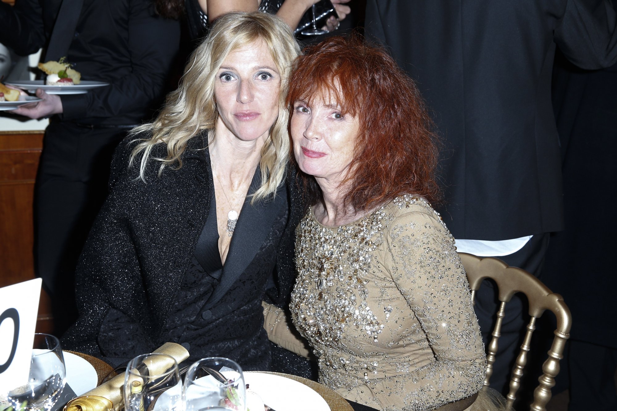Sandrine Kiberlain et Sabine Azéma au Fouquet's lors de la 40e cérémonie des César à Paris, le 20 février 2015.