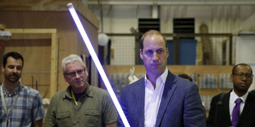 Le Prince William s'essaye au sabre laser sur le plateau de Star Wars VIII dans les studios de Pinewood