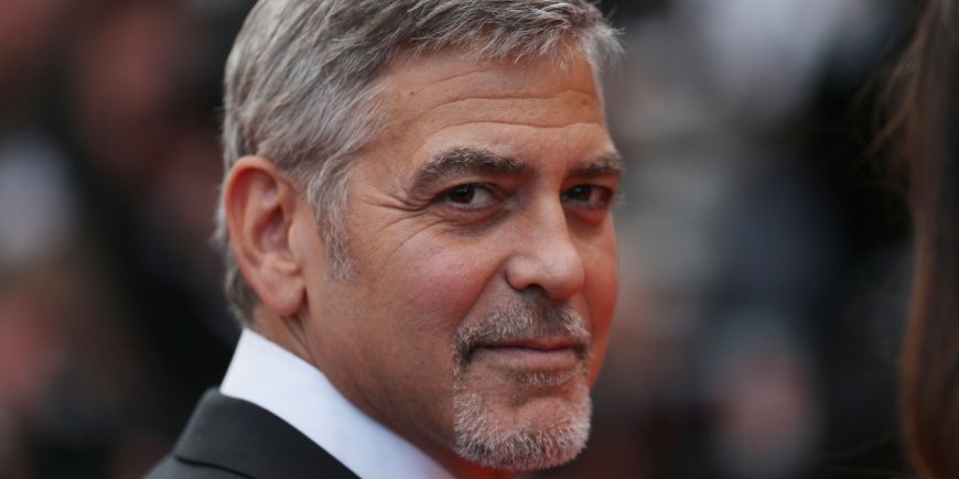George Clooney pendant la montée des marches de 
